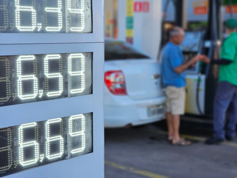 Abastecimento-em-Posto-Foto-Kleber-Clajus