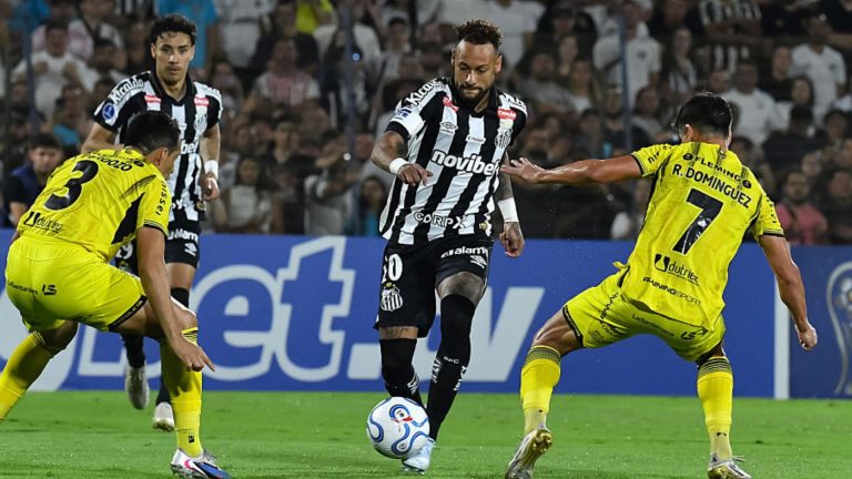 JOGO ENTRE SANTOS X DEPORTIVO RECOLETA MOVIMENTA A FRONTEIRA ENTRE BRASIL E PARAGUAI