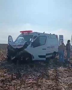 AMBULÂNCIA QUE ATENDIA PACIENTE DE BELA VISTA SOFRE ACIDENTE NA BR-060 PRÓXIMO A SIDROLÂNDIA